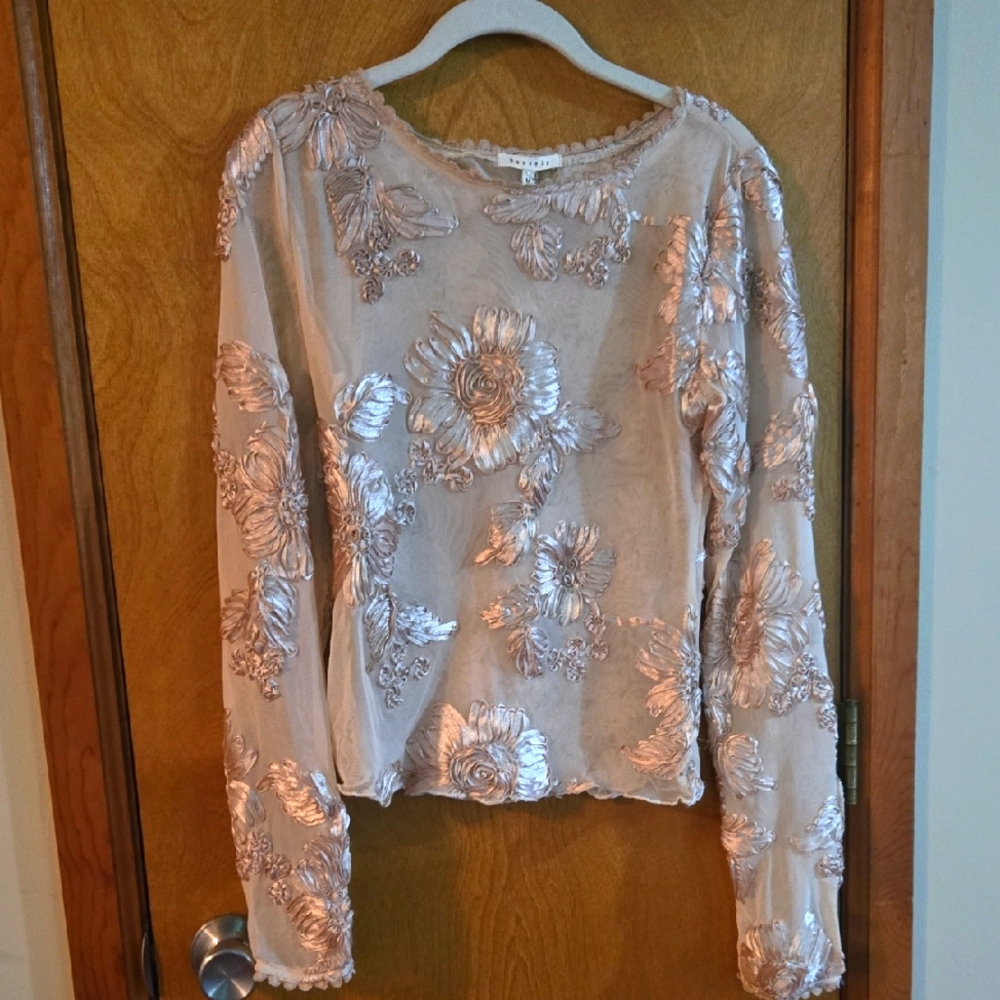 Bae Vely Embroidered Top M